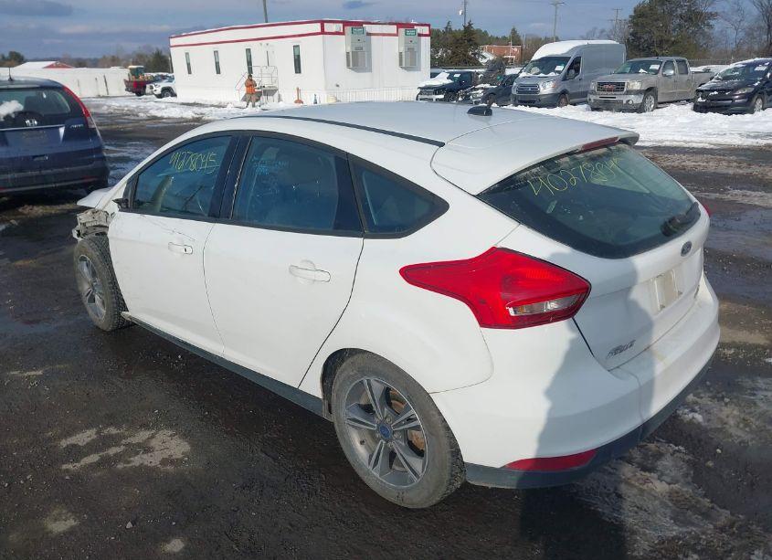 Photo 3 of 2016 Ford Focus SE (VIN 1FADP3KE2GL209990)