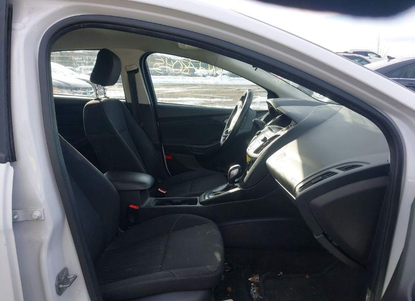 Photo 5 of 2016 Ford Focus SE (VIN 1FADP3KE2GL209990)