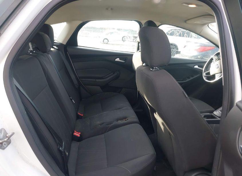 Photo 8 of 2016 Ford Focus SE (VIN 1FADP3KE2GL209990)