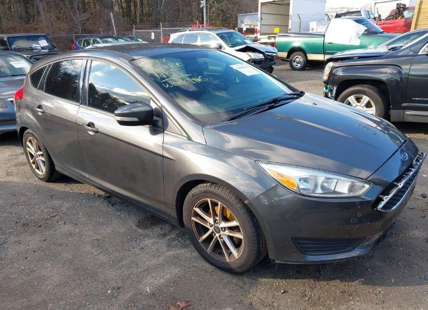 2016 Ford Focus SE (VIN 1FADP3KE3GL296363) main photo