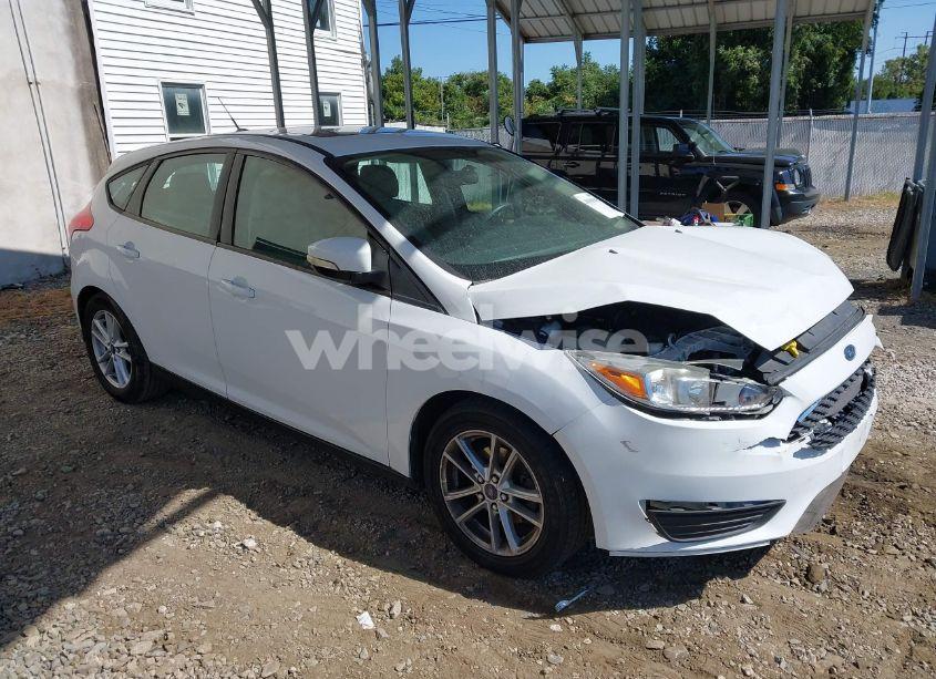 2015 Ford Focus SE (VIN 1FADP3KE5FL372535) main photo