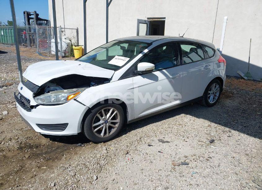 Photo 2 of 2015 Ford Focus SE (VIN 1FADP3KE5FL372535)