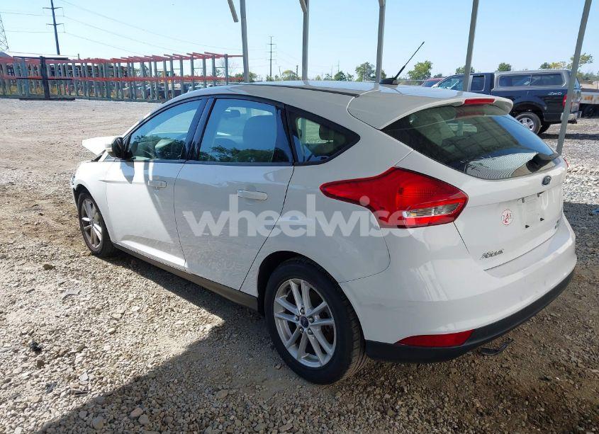 Photo 3 of 2015 Ford Focus SE (VIN 1FADP3KE5FL372535)