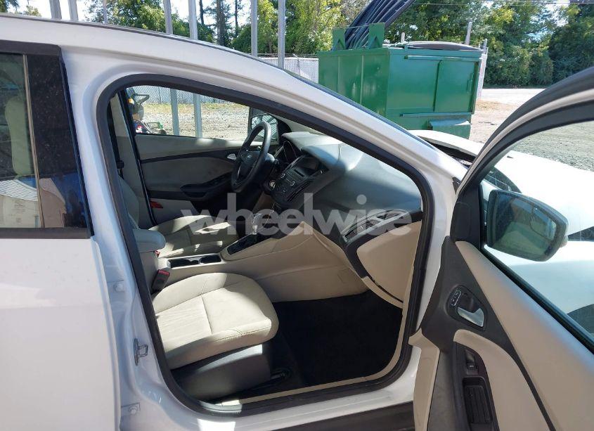 Photo 5 of 2015 Ford Focus SE (VIN 1FADP3KE5FL372535)