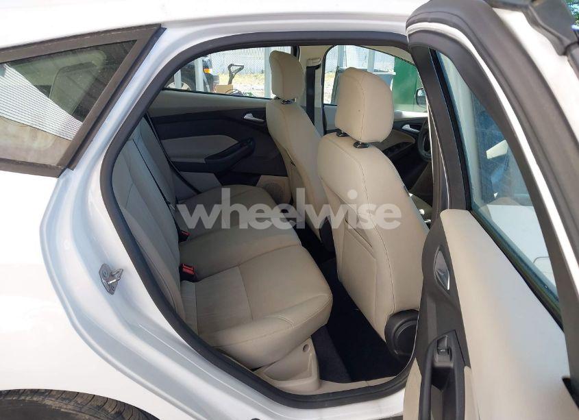 Photo 8 of 2015 Ford Focus SE (VIN 1FADP3KE5FL372535)