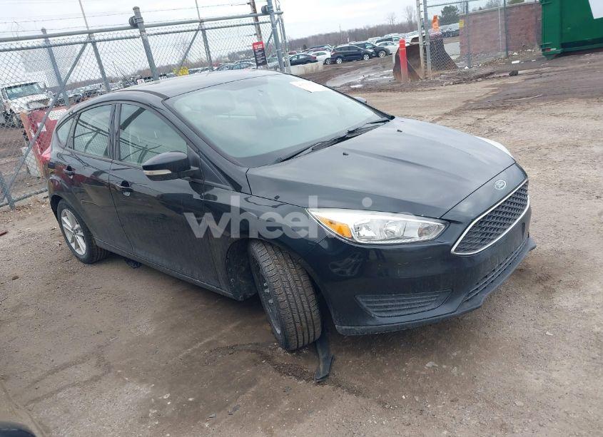 2015 Ford Focus SE (VIN 1FADP3KE9FL285575) main photo
