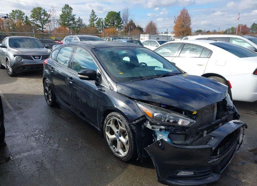 2017 Ford Focus ST (VIN 1FADP3L90HL276137) main photo