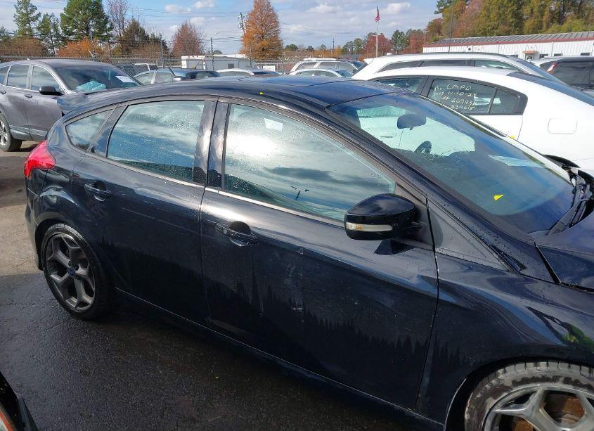 Photo 13 of 2017 Ford Focus ST (VIN 1FADP3L90HL276137)