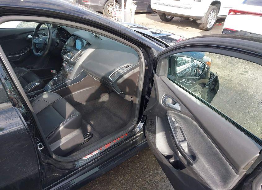 Photo 5 of 2017 Ford Focus ST (VIN 1FADP3L90HL276137)