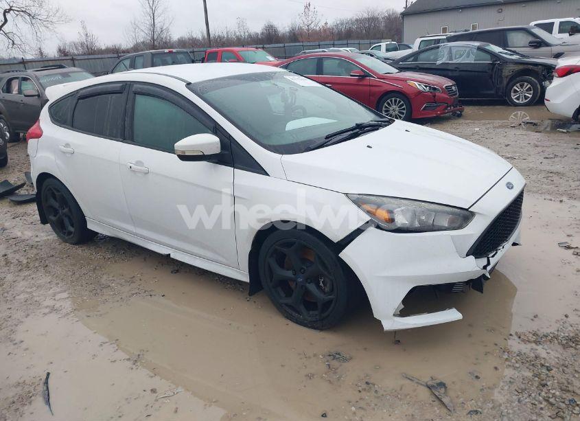2018 Ford Focus ST (VIN 1FADP3L90JL232726) main photo