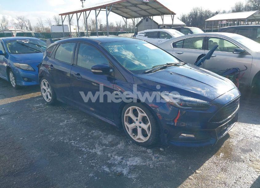 2016 Ford Focus ST (VIN 1FADP3L91GL266506) main photo