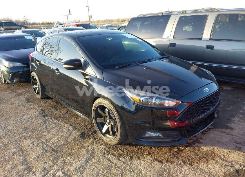 2016 Ford Focus ST (VIN 1FADP3L92GL360801) main photo