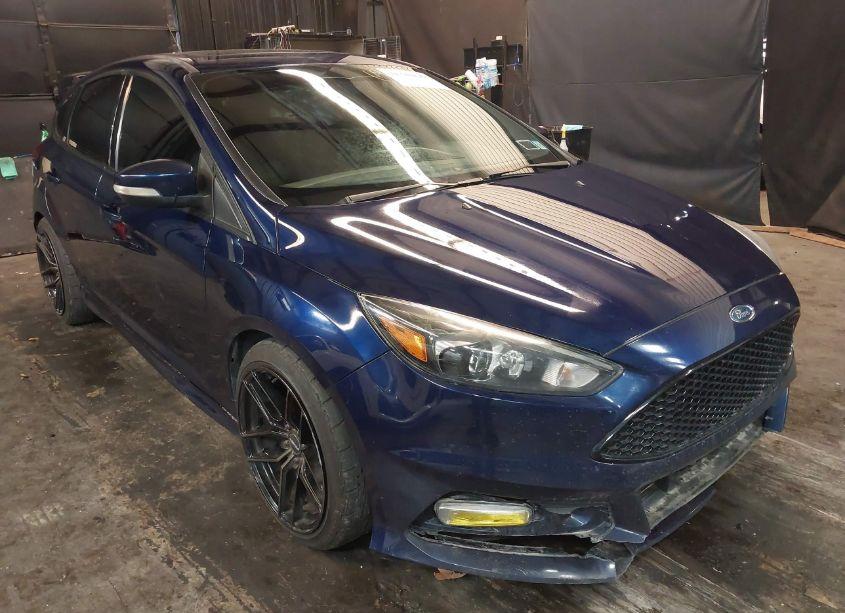 2017 Ford Focus ST (VIN 1FADP3L92HL326097) main photo