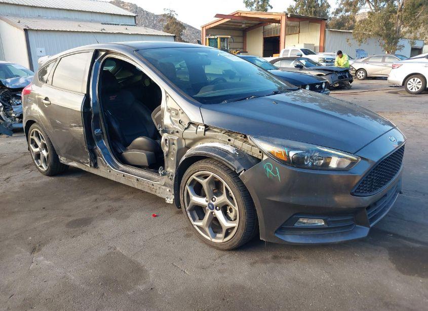 2018 Ford Focus ST (VIN 1FADP3L92JL230685) main photo