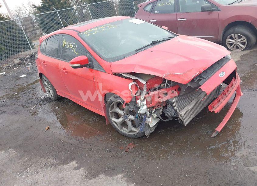 2015 Ford Focus ST (VIN 1FADP3L94FL323828) main photo