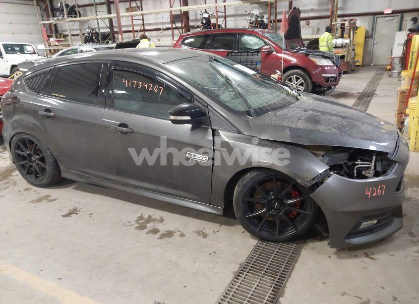 2015 Ford Focus ST (VIN 1FADP3L95FL303538) main photo