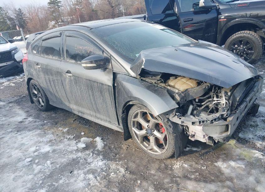 2017 Ford Focus ST (VIN 1FADP3L96HL202429) main photo