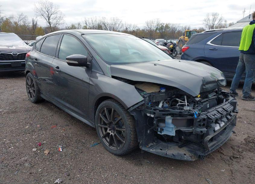 2018 Ford Focus ST (VIN 1FADP3L96JL233377) main photo