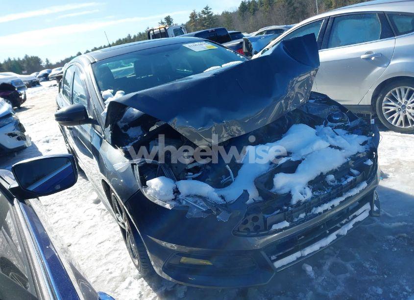 2018 Ford Focus ST (VIN 1FADP3L96JL274348) main photo