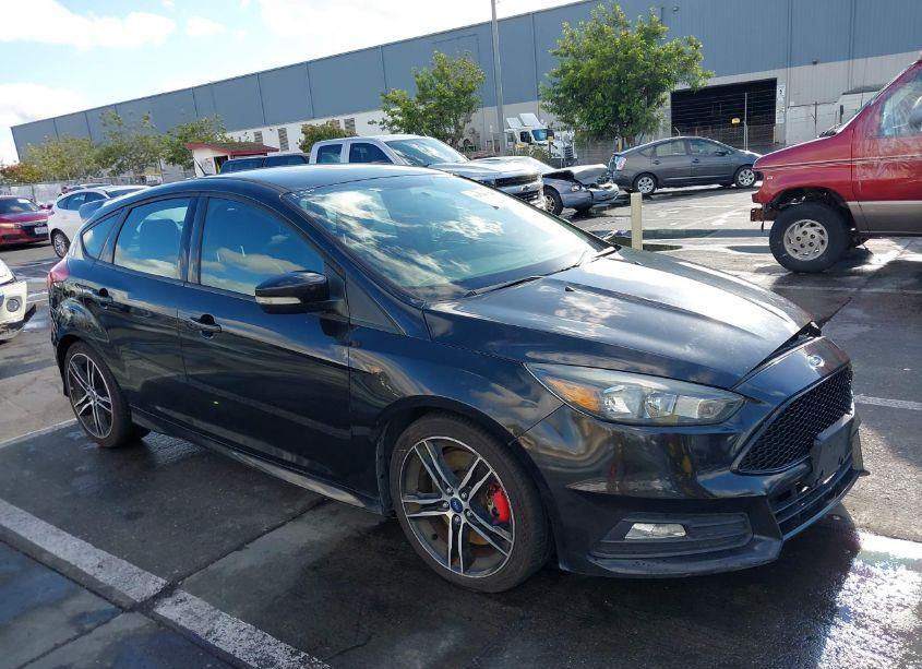 2015 Ford Focus ST (VIN 1FADP3L97FL334743) main photo