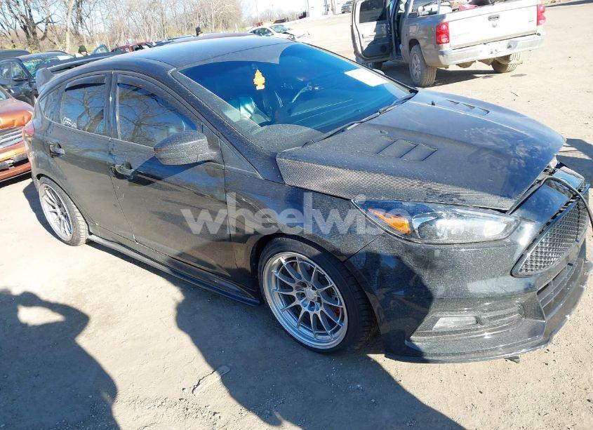 2016 Ford Focus ST (VIN 1FADP3L97GL203216) main photo