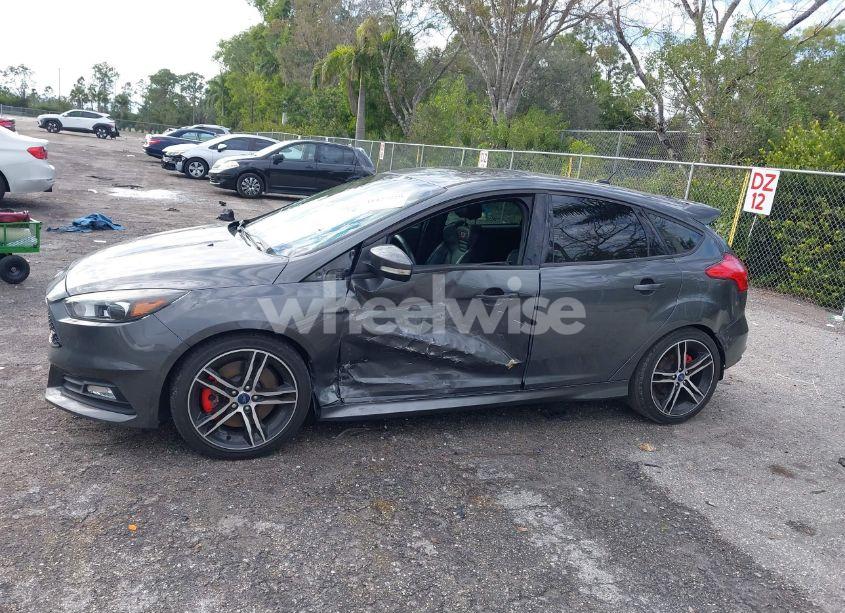 Photo 15 of 2018 Ford Focus ST (VIN 1FADP3L97JL299632)