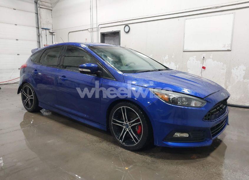 2015 Ford Focus ST (VIN 1FADP3L98FL321600) main photo