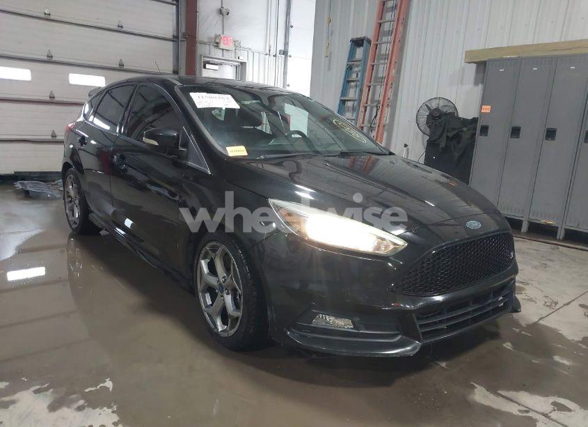2015 Ford Focus ST (VIN 1FADP3L98FL323833) main photo