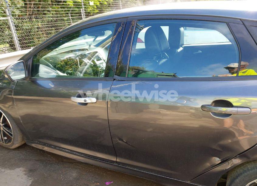 Photo 14 of 2016 Ford Focus ST (VIN 1FADP3L98GL296781)