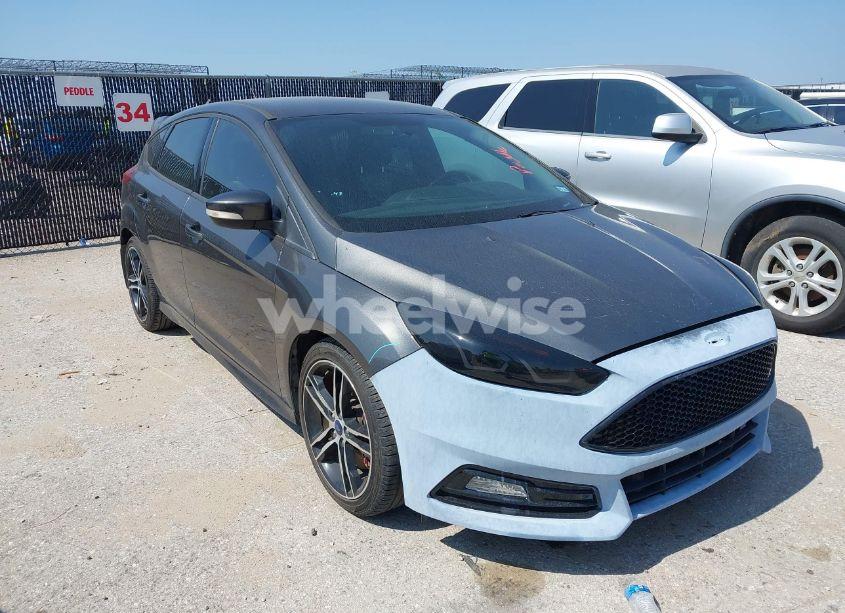 2016 Ford Focus ST (VIN 1FADP3L98GL374380) main photo