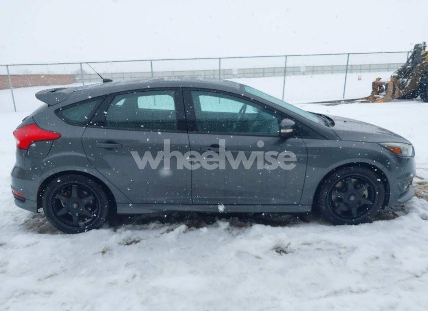 Photo 13 of 2017 Ford Focus ST (VIN 1FADP3L98HL303455)