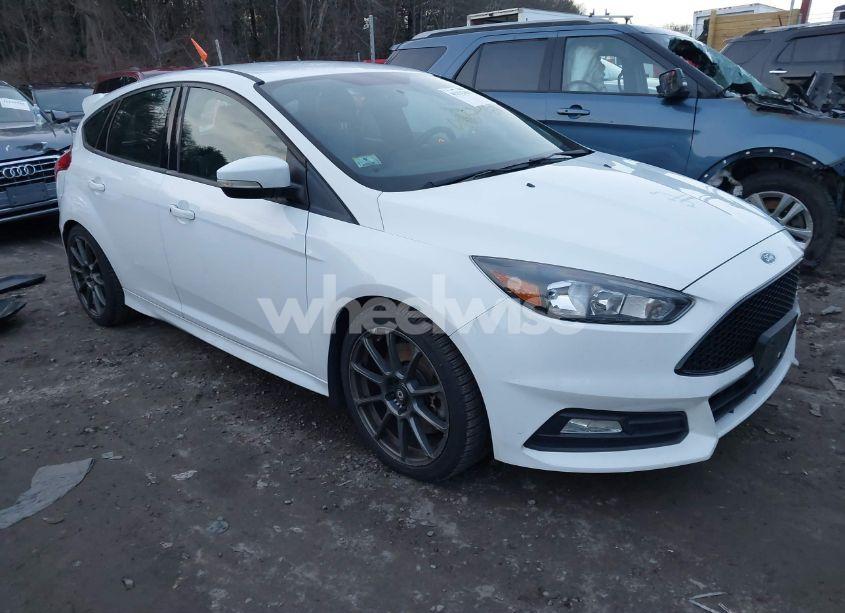 2018 Ford Focus ST (VIN 1FADP3L98JL242405) main photo