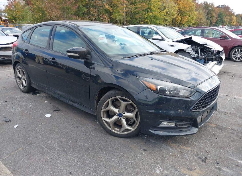 2015 Ford Focus ST (VIN 1FADP3L99FL286288) main photo