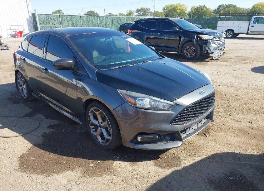 2018 Ford Focus ST (VIN 1FADP3L99JL217741) main photo