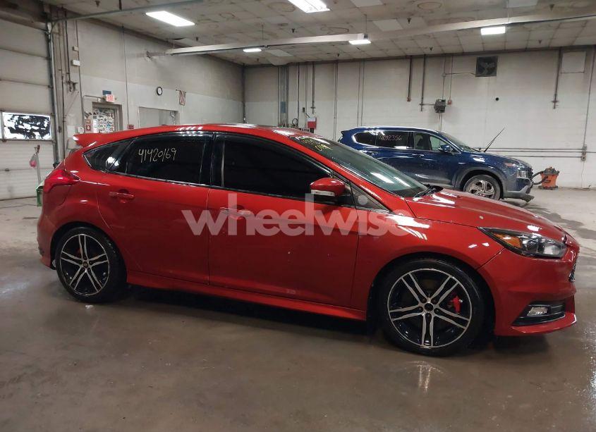 Photo 13 of 2018 Ford Focus ST (VIN 1FADP3L99JL306466)