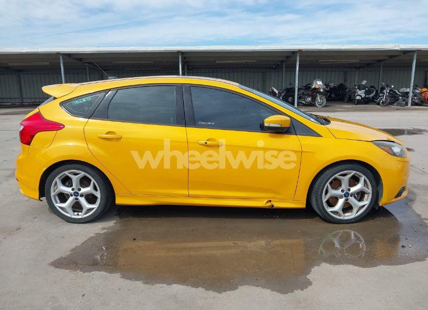Photo 13 of 2013 Ford Focus ST (VIN 1FADP3L9XDL230941)