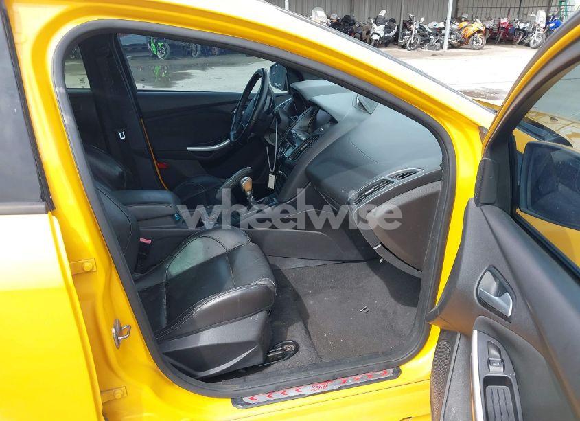 Photo 5 of 2013 Ford Focus ST (VIN 1FADP3L9XDL230941)