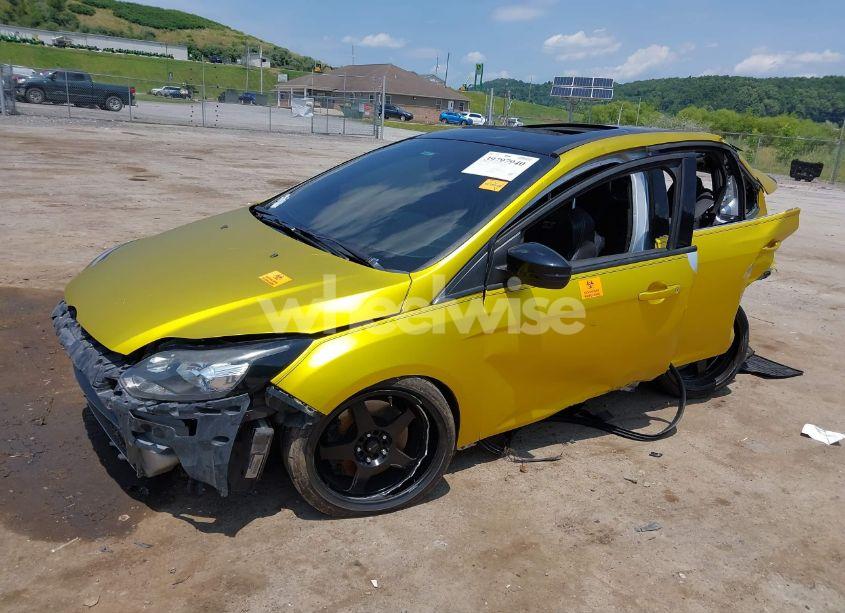 Photo 2 of 2013 Ford Focus ST (VIN 1FADP3L9XDL242927)