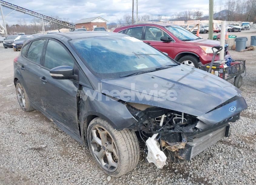 2015 Ford Focus ST (VIN 1FADP3L9XFL227184) main photo