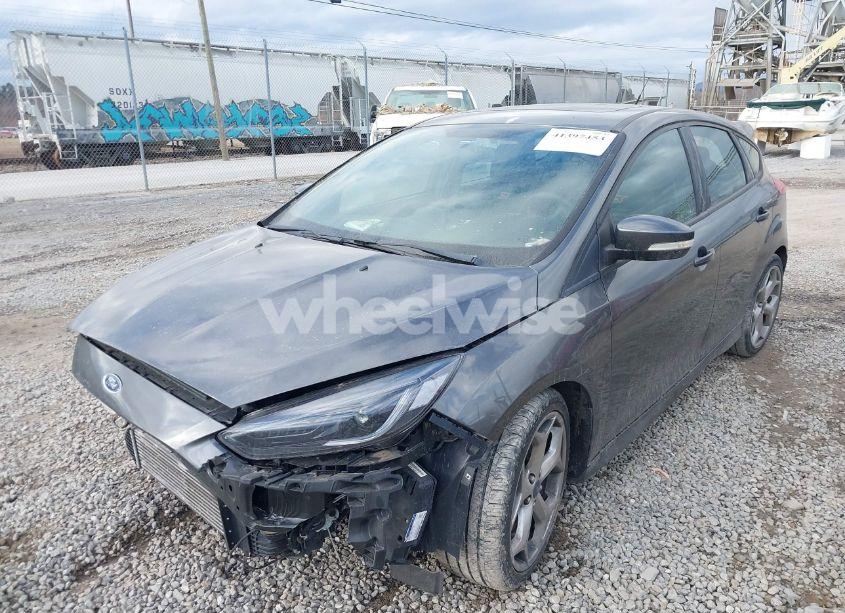 Photo 2 of 2015 Ford Focus ST (VIN 1FADP3L9XFL227184)