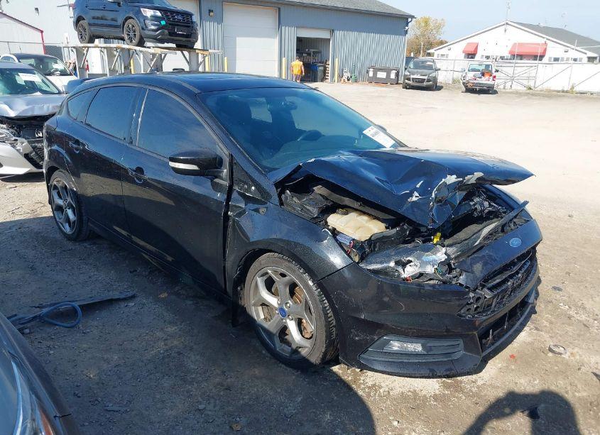 2015 Ford Focus ST (VIN 1FADP3L9XFL268320) main photo