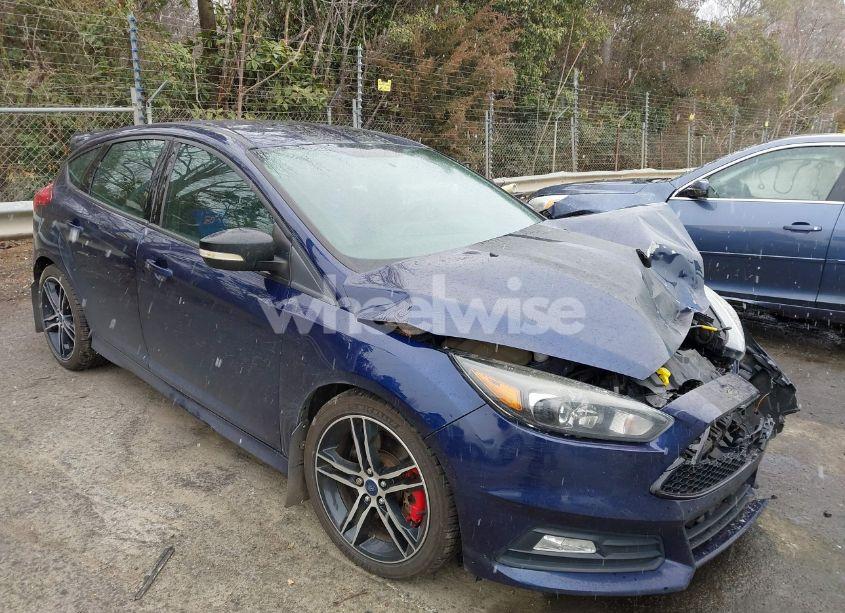2016 Ford Focus ST (VIN 1FADP3L9XGL224674) main photo