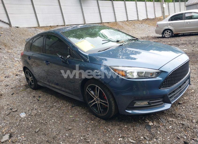 2018 Ford Focus ST (VIN 1FADP3L9XJL228182) main photo