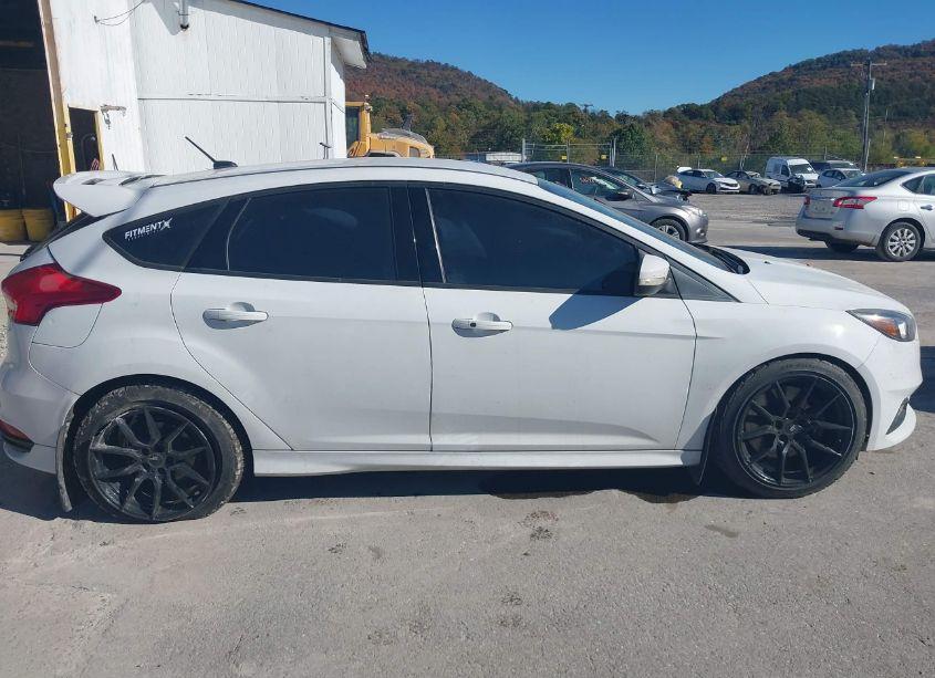Photo 13 of 2018 Ford Focus ST (VIN 1FADP3L9XJL230286)