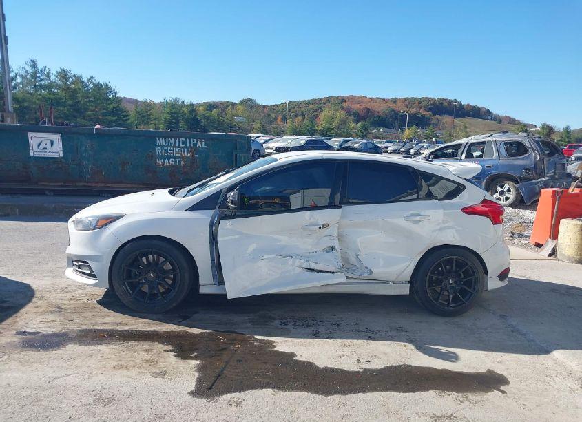 Photo 14 of 2018 Ford Focus ST (VIN 1FADP3L9XJL230286)