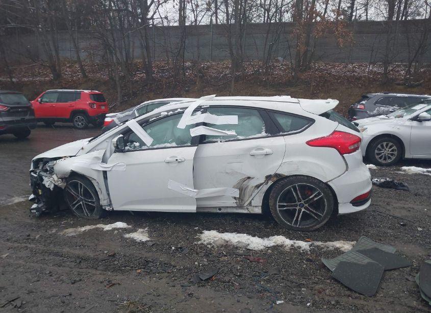 Photo 15 of 2018 Ford Focus ST (VIN 1FADP3L9XJL292089)