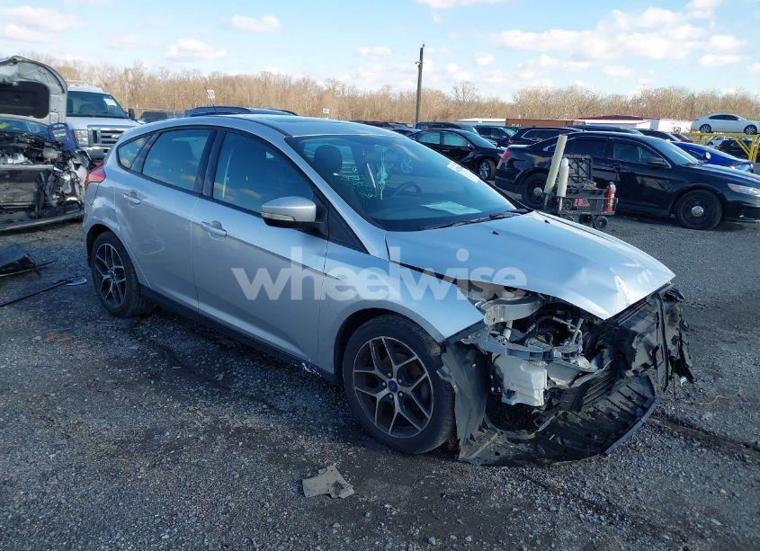 2017 Ford Focus SEL (VIN 1FADP3M24HL309576) main photo