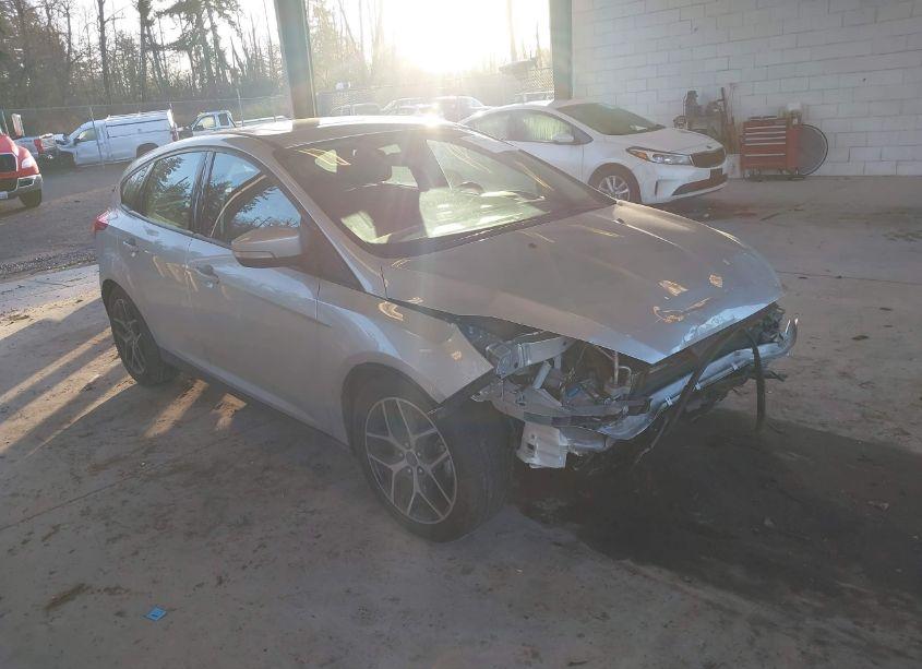 2018 Ford Focus SEL (VIN 1FADP3M24JL233640) main photo