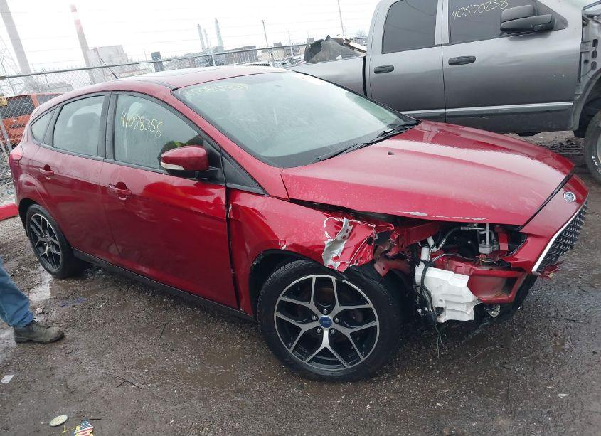 2017 Ford Focus SEL (VIN 1FADP3M2XHL229120) main photo