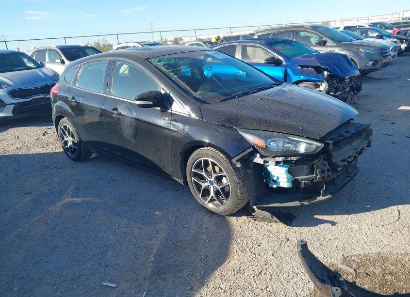 2017 Ford Focus SEL (VIN 1FADP3M2XHL277488) main photo